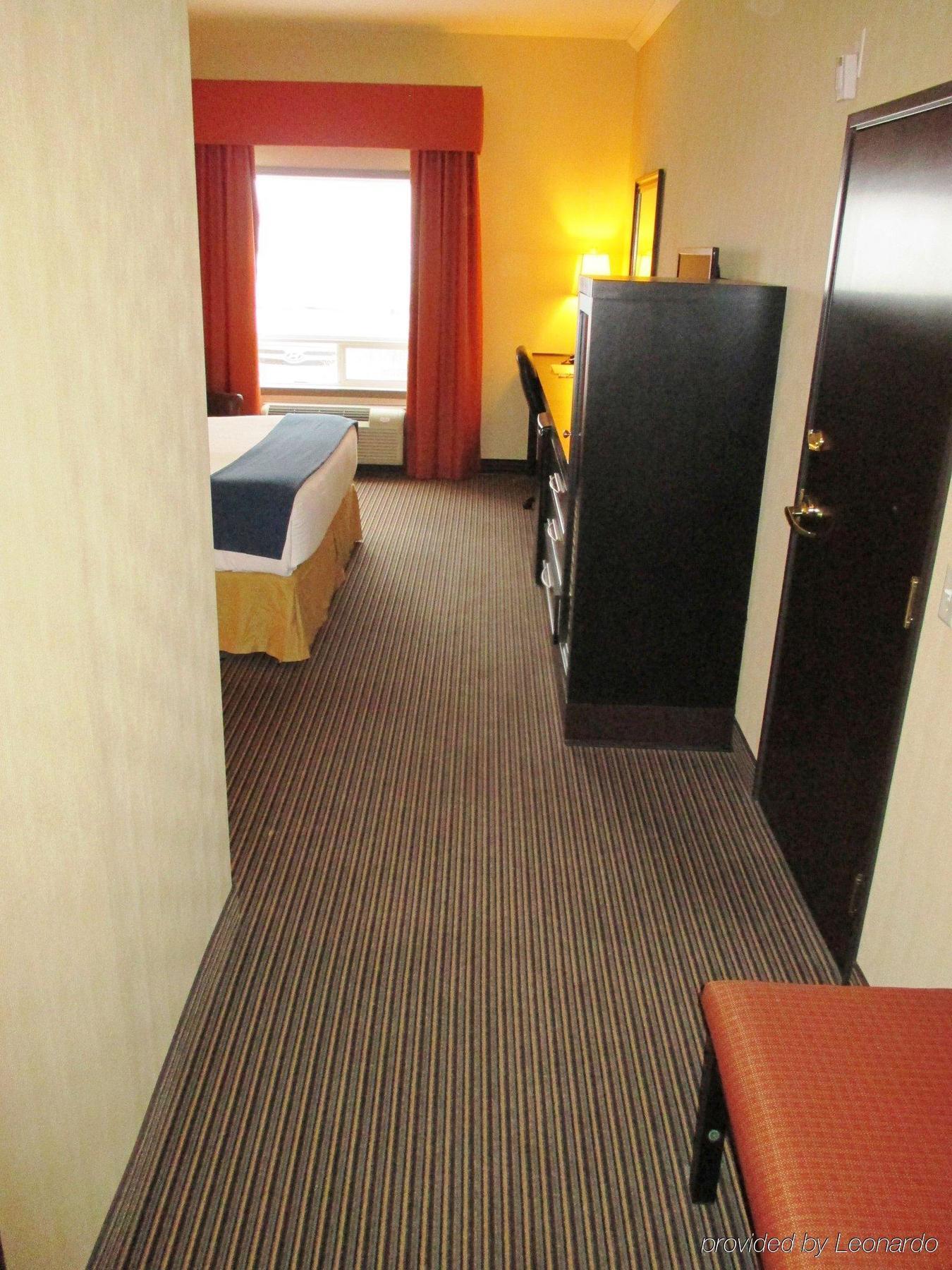 Hotel Express Airport By Ihg 3*